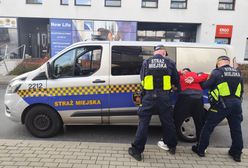 Groził pobiciem i podpaleniem mieszkania. Zaatakował strażników