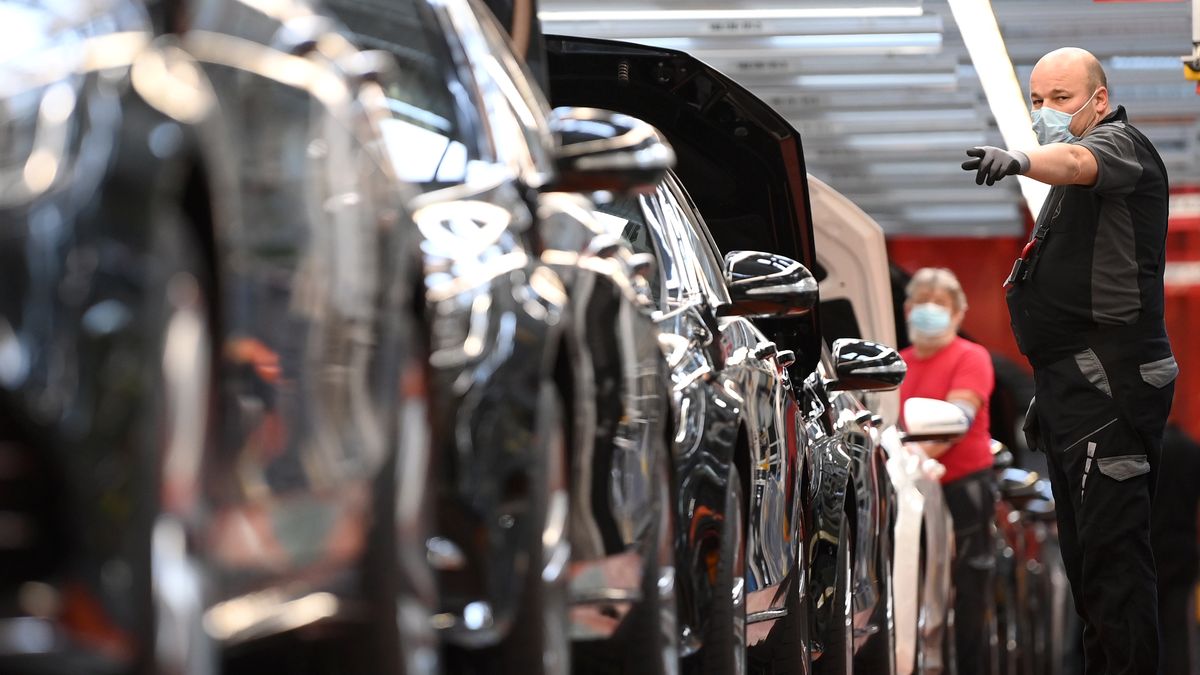 SINDELFINGEN, GERMANY - APRIL 30: Workers wear protective face masks as they assemble cars at the Mercedes-Benz factory following the resumption of automobile production this week during the novel coronavirus crisis on April 29, 2020 in Sindelfingen, Germany. Auto production at car manufacturers' factories across Germany had been shut down since March due both to lockdown measures meant to stem the spread of the virus as well as disruptions in supply chains. Many factories have reopened this week as Germany takes careful steps to ease restrictions in a bid to revive economic activity. (Photo by Matthias Hangst/Getty Images)