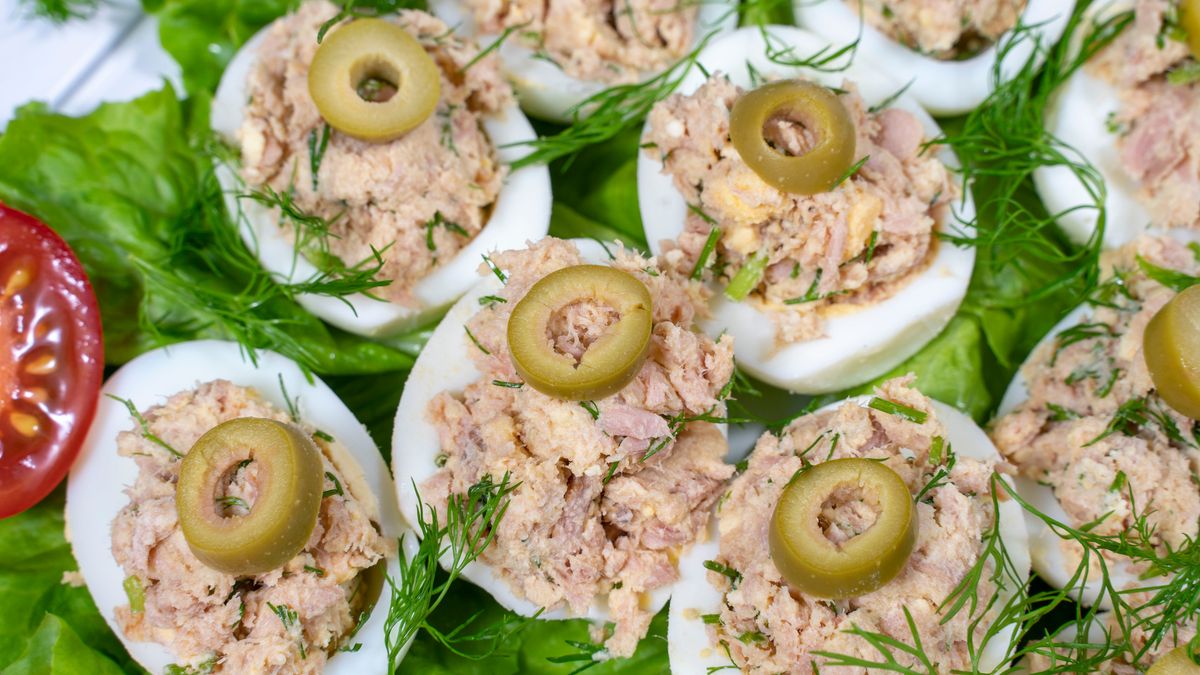 Jajka faszerowane tuńczykiem i oliwkami