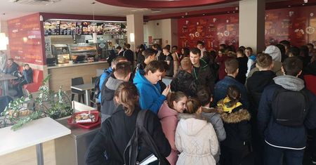 Darmowe kubełki w KFC. Wszystkie lokale wypełnione ludźmi po darmowe jedzenie