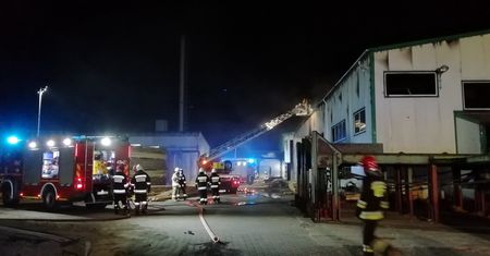 Pożar hali w Starachowicach. Tartak i skład drewna w ogniu. W akcji 23 zastępy straży pożarnej