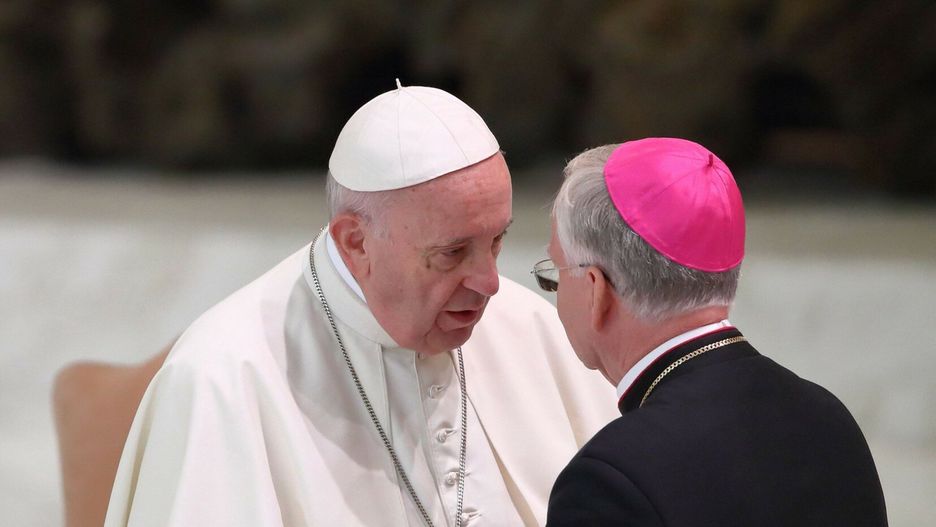 Papież Franciszek rozmawia z abp. Jędraszewskim w Watykanie w 2018 roku (Fot. Grzegorz Galazka/SIPA/SIPA/East News)