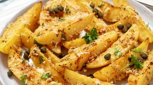 Zamiast frytek czy puree zrób ziemniaki po grecku. Tak dobre, że smakują nawet bez surówki i mięsa