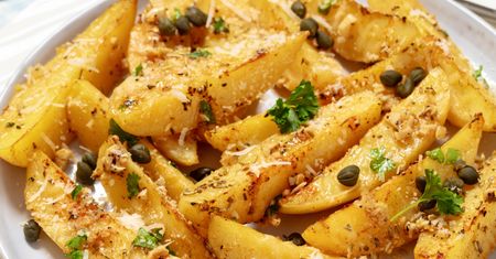 Zamiast frytek czy puree zrób ziemniaki po grecku. Tak dobre, że smakują nawet bez surówki i mięsa