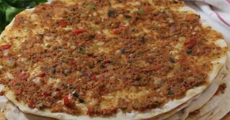 Nietypowa pizza turecka idealna na szybki obiad. Przepis na lahmacun