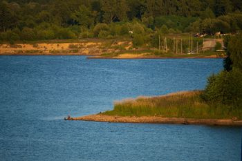 Jezioro traci wodę w alarmującym tempie. Na dnie pojawiły się zatopione drogi i lasy