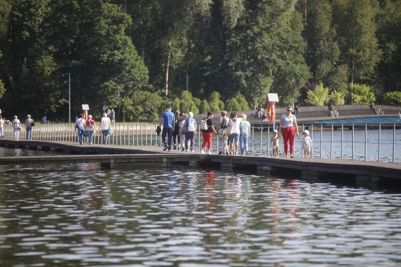 Tychy: Tłumy na Paprocanach. Ruszyli nad jezioro w poszukiwaniu ochłody