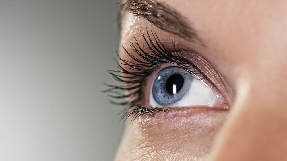 Spuchnięte oko może pojawić się w wyniku urazu, obecności ciała obcego, ale może też towarzyszyć wielu chorobom