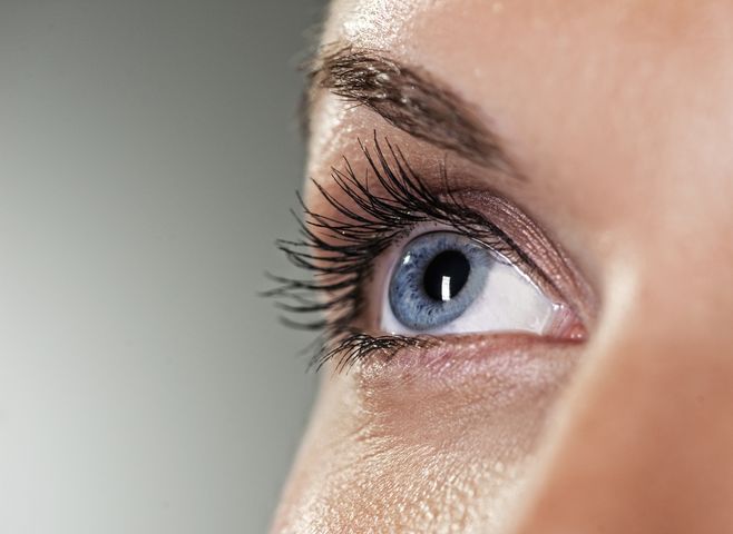 Spuchnięte oko może pojawić się w wyniku urazu, obecności ciała obcego, ale może też towarzyszyć wielu chorobom