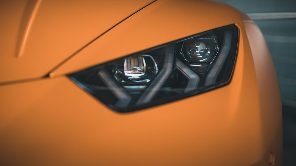 żółte auto i lampa