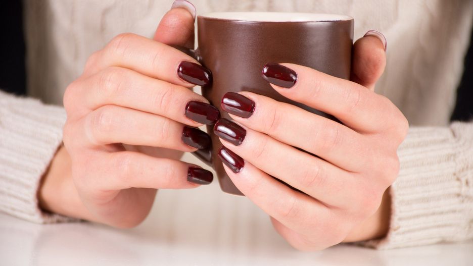Paznokcie w kolorze kawy
