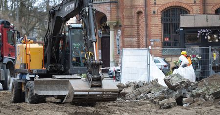 Rozpoczął się remont placu przed kościołem Mariackim w Słupsku. Nowa nawierzchnia zastąpi zdezelowane płyty