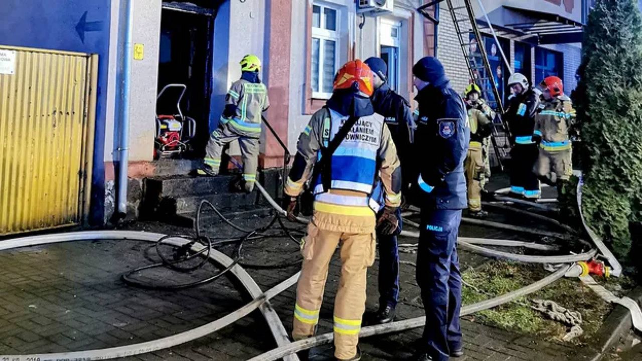 Podpalili kamienicę. W budynku byli ludzie. Sprawcy zatrzymani