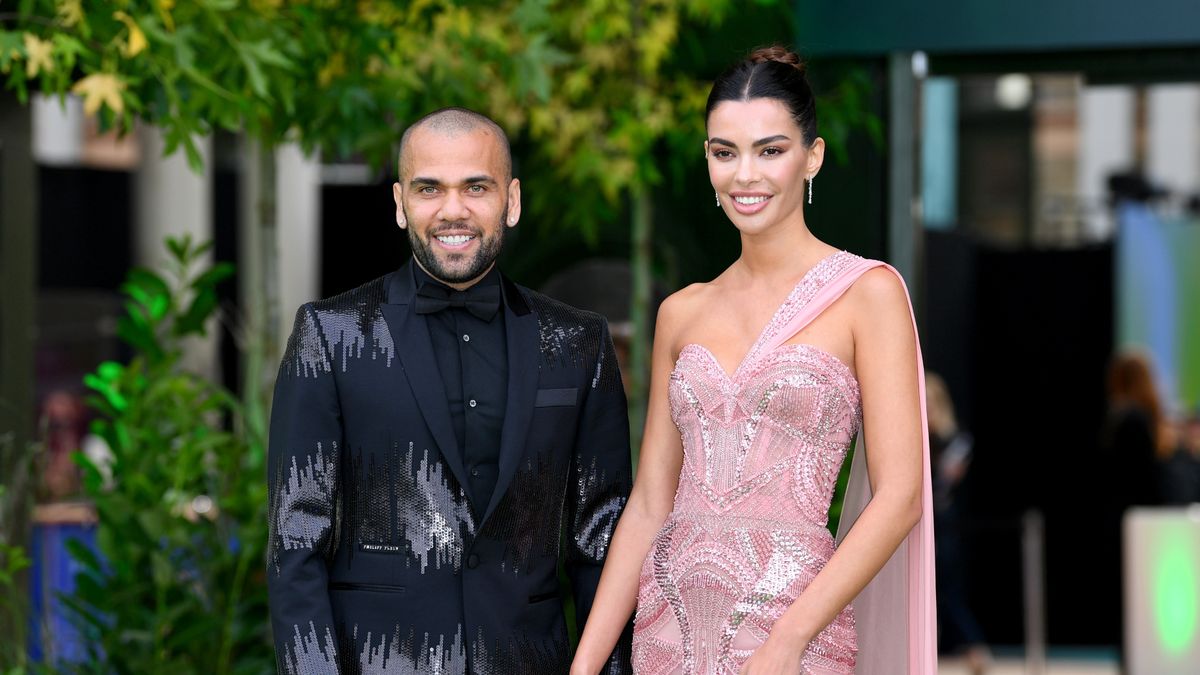 LONDON, ENGLAND - OCTOBER 17:  Dani Alves and Joana Sanz attend the Earthshot Prize 2021 at Alexandra Palace on October 17, 2021 in London, England. (Photo by Joe Maher/Getty Images)