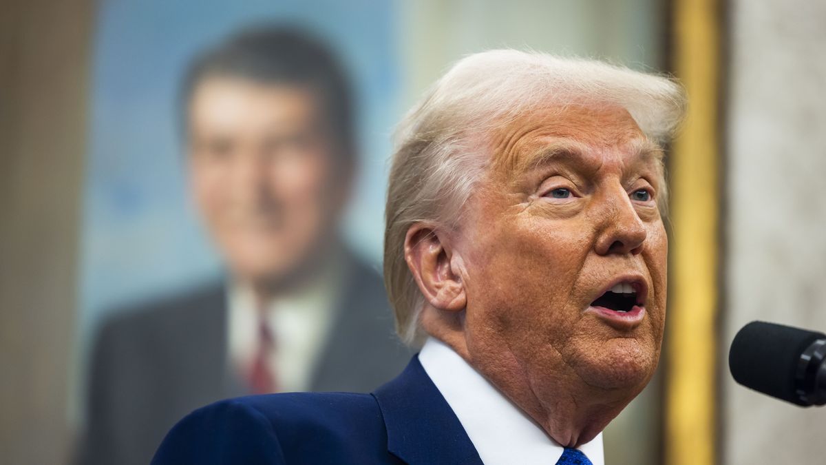 Tulsi Gabbard sworn in as Director of National Intelligence in the Oval Office
epa11891821 US President Donald Trump speaks to the media in the Oval Office of the White House in Washington, DC, USA, 12 February 2025.  Trump spoke after the swearing in of his nominee for Director of National Intelligence Tulsi Gabbard.  EPA/JIM LO SCALZO / POOL 
Dostawca: PAP/EPA.
JIM LO SCALZO / POOL
White House, Head of State, Oval office
