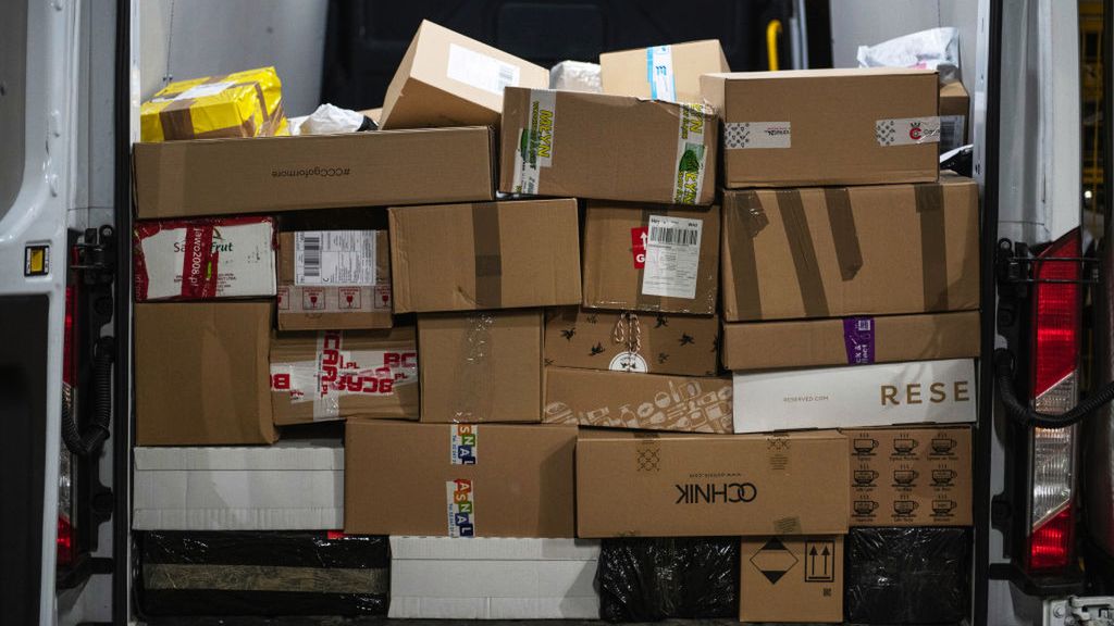 Uważaj na wiadomości o "paczce z zagranicy", fot. Getty Images