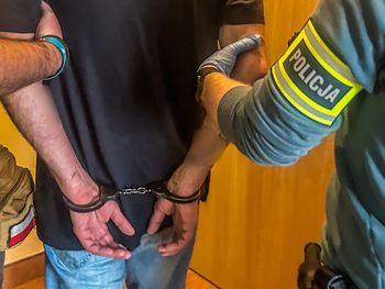 Ełk: Wyrwał portfel, pchnął seniora w żywopłot i rozbił telefon o chodnik. 48-latek odpowie za rozbój
