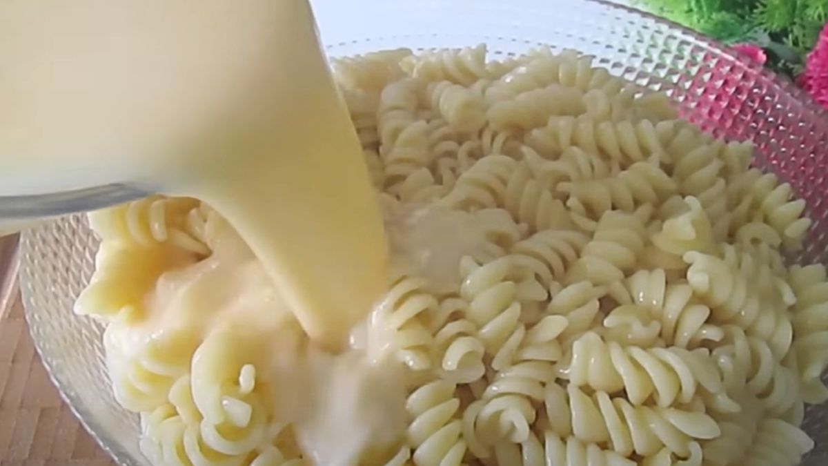 Zalewam makaron tą pyszną masą i zapiekam. Obiad jest gotowy w mgnieniu oka