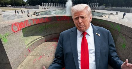 Mydło i spray na pomniku II wojny. Trump pisze o "zwierzętach"