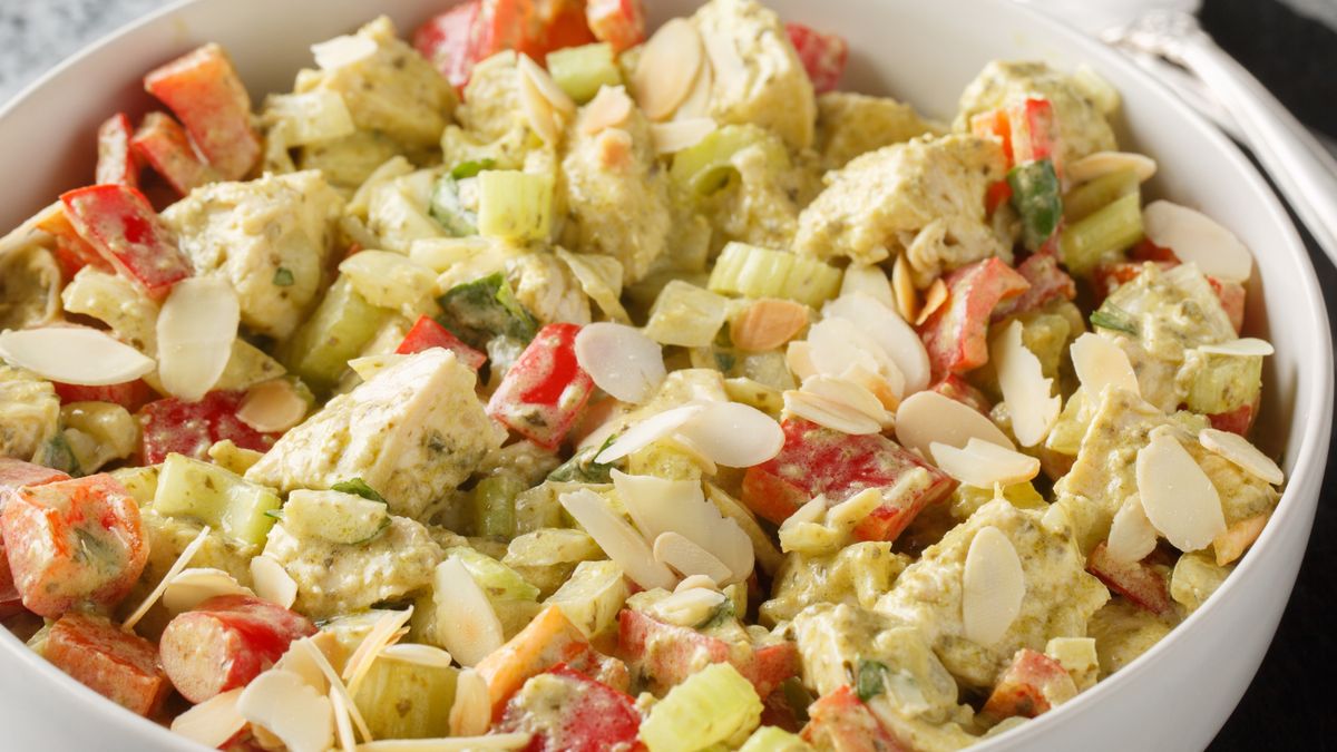 Sałatka wielkanocna z kurczakiem- przepis