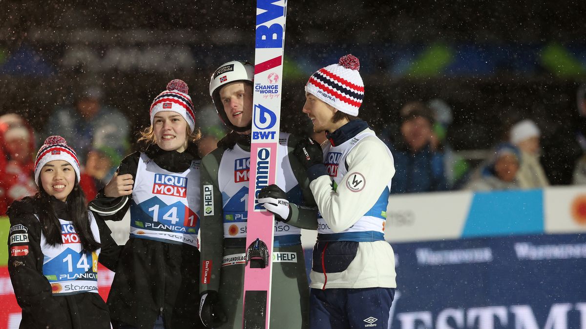 Planica, Słowenia, 26.02.2023. Mistrzostwa świata w narciarstwie klasycznym Planica 2023. Norwegowie (od lewej): Thea Minyan Bjoerseth, Anna Odine Stroem, Halvor Egner Granerud i Johann Andre Forfang, cieszą się z 2. miejsca po konkursie skoków drużyn mieszanych na skoczni HS 100, 26 bm. (gj) PAP/Grzegorz Momot