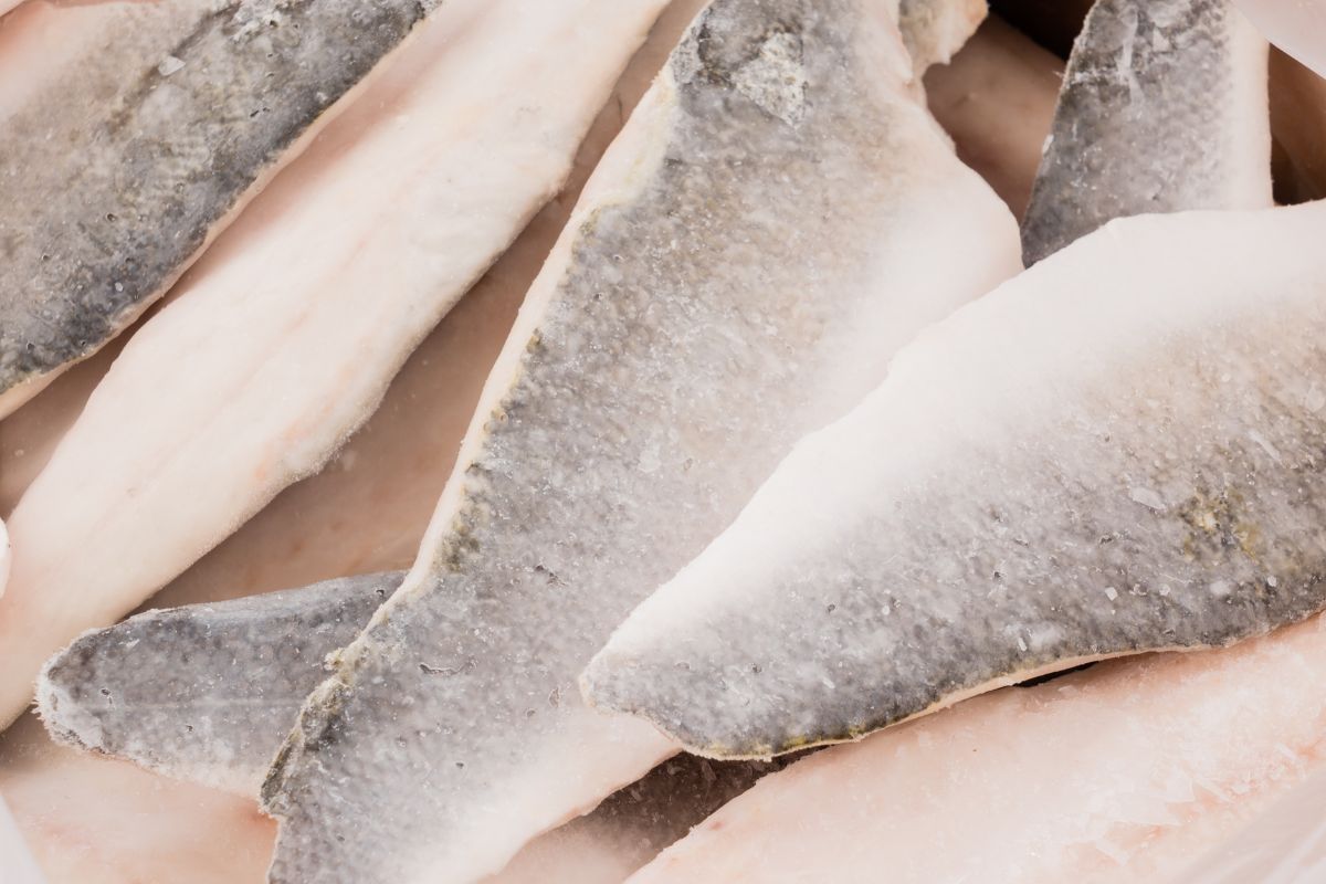 Rybę na święta mrozić surową czy usmażoną? Wiele osób popełnia błąd