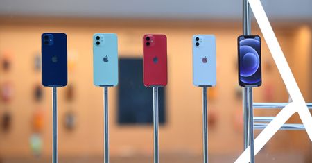 Rozdadzą 19 000 iPhone’ów 12 z 5G swoim pracownikom. Skąd ta hojność?