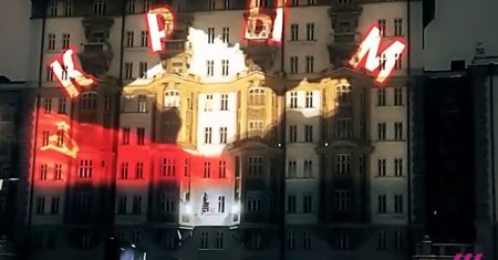 Wigilia w Moskwie. Wyświetlili to na budynku ambasady USA