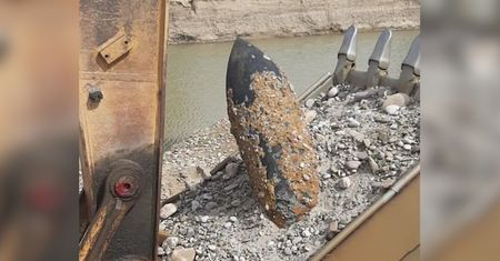 Prace w kopalni kruszywa wstrzymano. Operator koparki wykopał ogromny pocisk artyleryjski