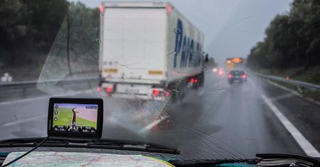 Wyścigi słoni. Trzy ciężarówki wyprzedzały się pod Poznaniem, żadna nie odpuszczała