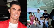 Cristiano Ronaldo byczy się na jachcie z Georginą i PIĘCIORGIEM swoich dzieci (FOTO)