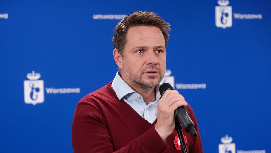 Warszawa, 11.11.2023. Prezydent Warszawy Rafał Trzaskowski podczas konferencji prasowej dot. obecnej sytuacji w Warszawie w związku ze zgromadzeniami publicznymi organizowanymi w Święto Niepodległości 11 listopada, 11 bm. w Stołecznym Centrum Bezpieczeństwa. (mr) PAP/Szymon Pulcyn