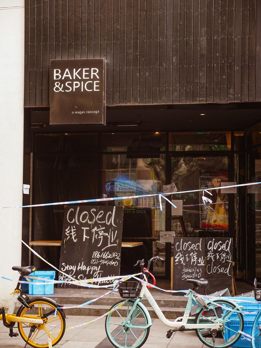 Wiele sklepów w Szanghaju nadal jest zamkniętych