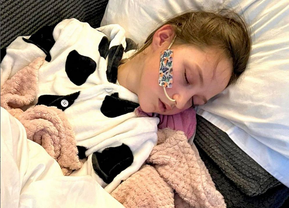 Dziewczynka musi odżywiać się teraz przez rurkę