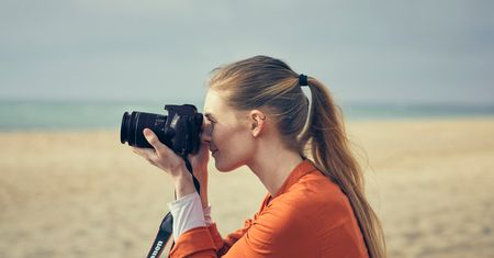 Canon EOS 250D: Eye AF, odchylany ekran i filmy 4K w korpusie dla początkujących