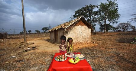 Wyróżniony na World Press Photo fotograf kazał ”marzyć o jedzeniu” głodującym dzieciom
