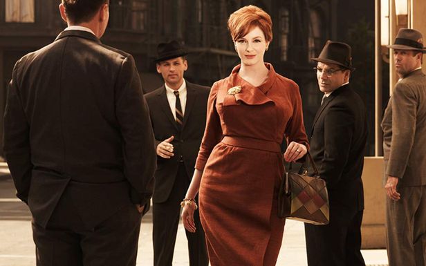 Faceci oglądają się za Joan - zdjęcie promujące "Mad Men"