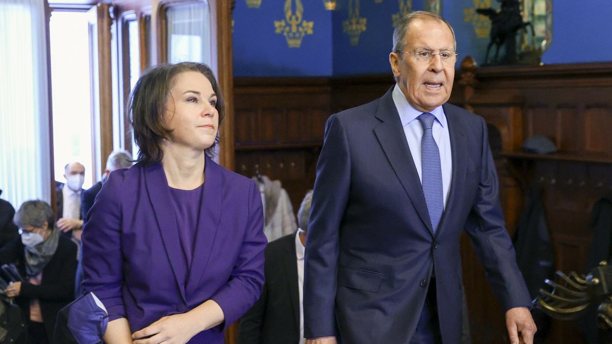 W chwili, gdy Władimir Putin rozważa koszty inwazji na Ukrainę, Niemcy podają w wątpliwość dwa podstawowe elementy sankcji - pisze "Rz" 