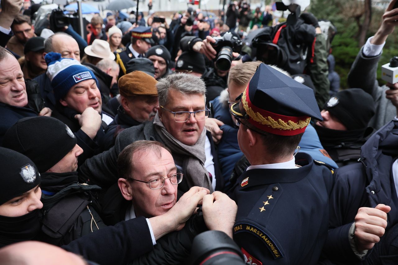 Politycy PiS Maciej Wąsik i Mariusz Kamiński przed Sejmem w Warszawie 