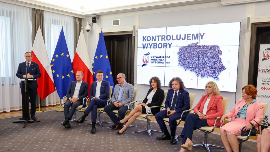 Porozumienie o Obywatelskiej Kontroli Wybor�wFot. Piotr Molecki/East News, Warszawa, 03.06.2022. Senat. Uroczyste podpisanie porozumienia dotyczacego Obywatelskiej Kontroli Wyborow pod patronatem Prezydentow: Lecha Walesy, Aleksandra Kwasniewskiego i Bronislawa Komorowskiego.
N/z: Tomasz Grodzki, Donald Tusk, Szymon Holownia, Wlodzimierz Czarzasty, Jacek KarnowskiPiotr Molecki