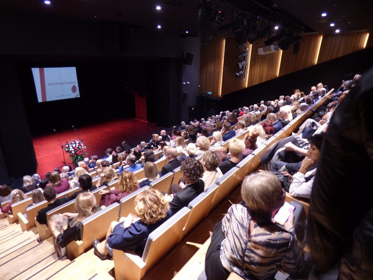 W Nowym Teatrze im. Witkacego w Słupsku odbyły się wojewódzkie obchody Dnia Edukacji Narodowej. Uroczystość, która rozpoczęła się o godzinie 12:00, połączyła święto edukacji z jubileuszem 80-lecia słupskiej oświaty.