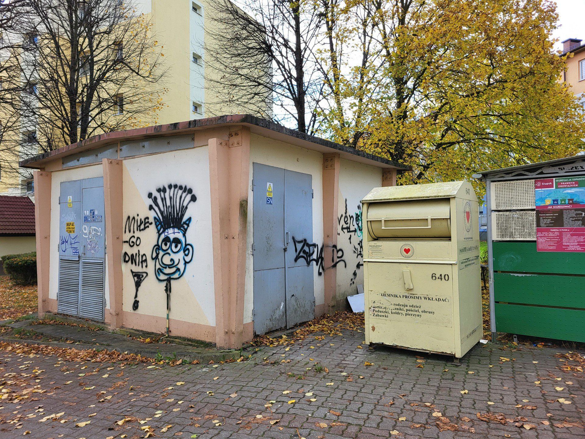 Pojemniki na odzież używaną cieszą się wśród mieszkańców popularnością. Wokół nich często jednak panuje nieporządek, a w środku ląduje odzież, która nie nadaje się do ponownego użytku.