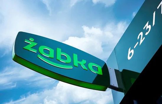 Żabka oskarżona o bycie "fabryką uzależnień". Sieć odpowiada