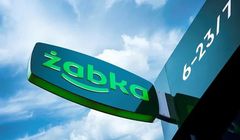 Żabka oskarżona o bycie "fabryką uzależnień". Sieć odpowiada