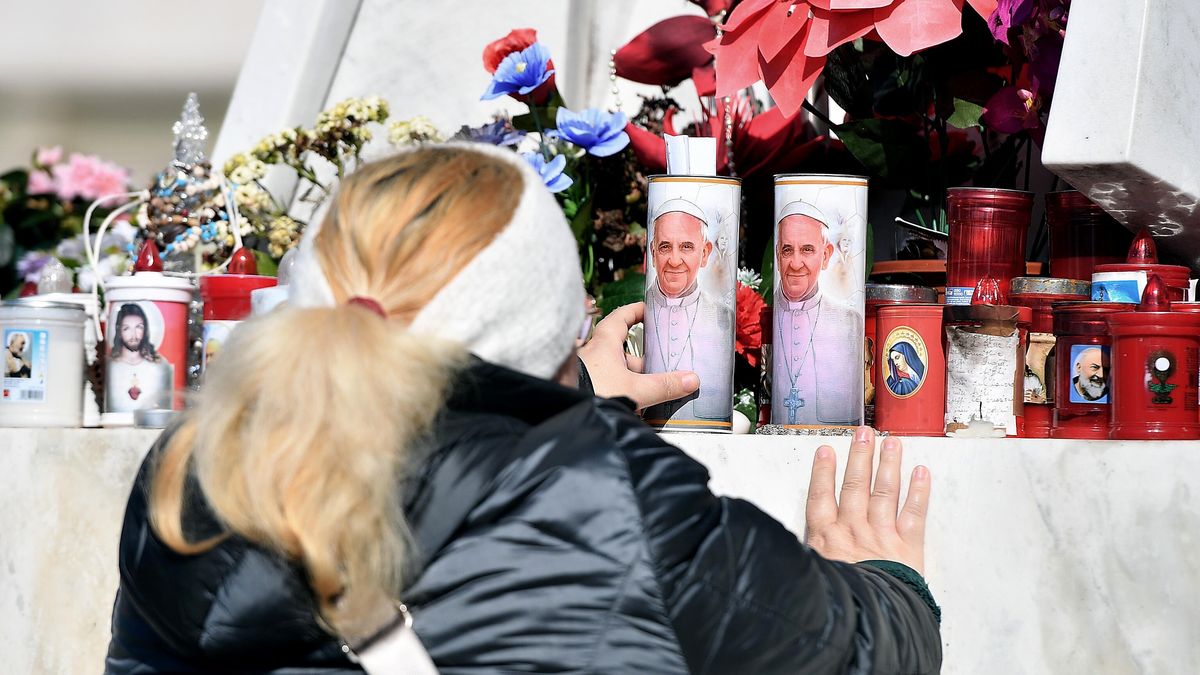 Pope Francis hospitalized at Gemelli hospital in Rome
epa11912611 A woman pays tribute to Pope Francis at the foot of the statue of Pope St. John Paul II, outside Gemelli University Hospital, where Pope Francis is hospitalized for bronchitis treatment, in Rome, Italy, 21 February 2025. According to the Holy See Press Office, the clinical conditions of Pope Francis, who was hospitalized on 14 February due to a respiratory tract infection, are 'improving slightly'.  EPA/FABIO CIMAGLIA 
Dostawca: PAP/EPA.
FABIO CIMAGLIA
hospital, flowers, statue, pope, candles