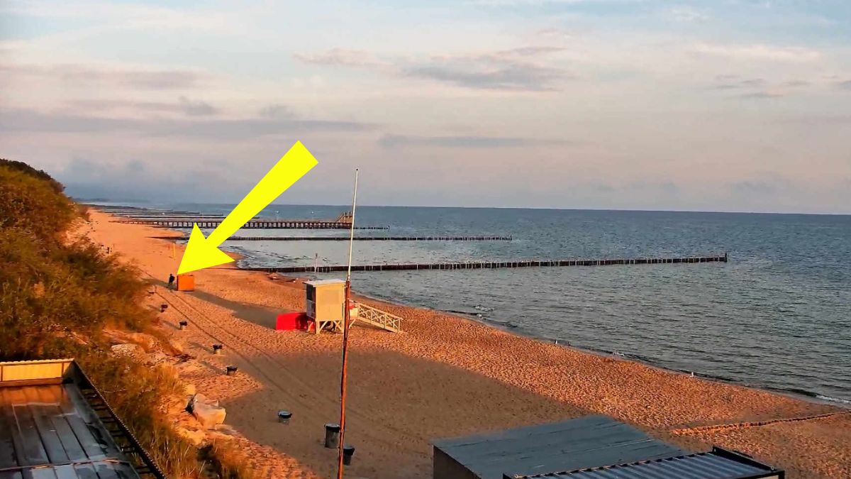 O 5:40 przemierzał plażę w Ustroniu Morskim z wykrywaczem.