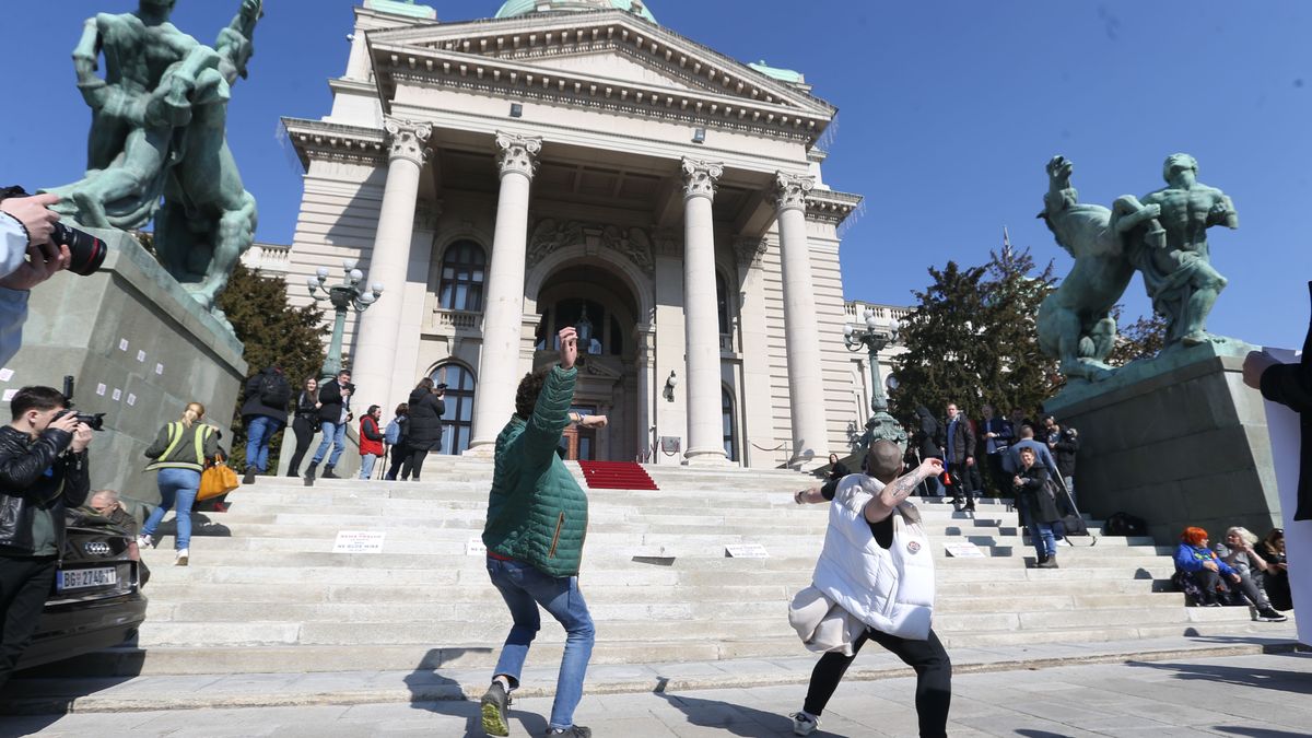 Zamieszki w serbskim parlamencie. Posłowie odpalili race i granaty dymne
