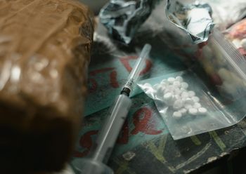 Lubliniec: Policjanci przejęli ponad kilogram narkotyków od 51-latka