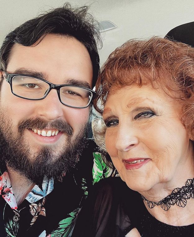 Zakochanych dzielą 53 lata RÓŻNICY. Wzięli ślub, gdy on miał 18 lat, a ona 71. "Wiek NIE MA dla nas znaczenia"