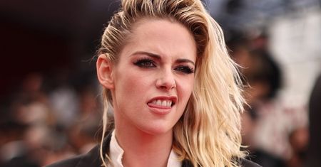 Oscary 2022. Kristen Stewart przyszła na galę w SZORTACH i z dekoltem do pasa... (ZDJĘCIA)